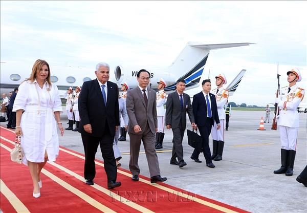 Panamanian President and spouse begin official visit to Vietnam