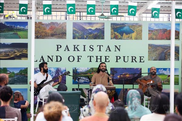 Pakistani band Saakin performs in Viet Nam