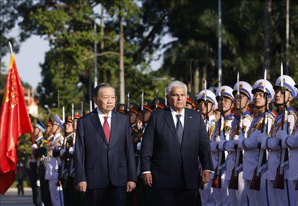 苏林总书记、国家主席主持仪式欢迎巴拿马总统穆利诺访越