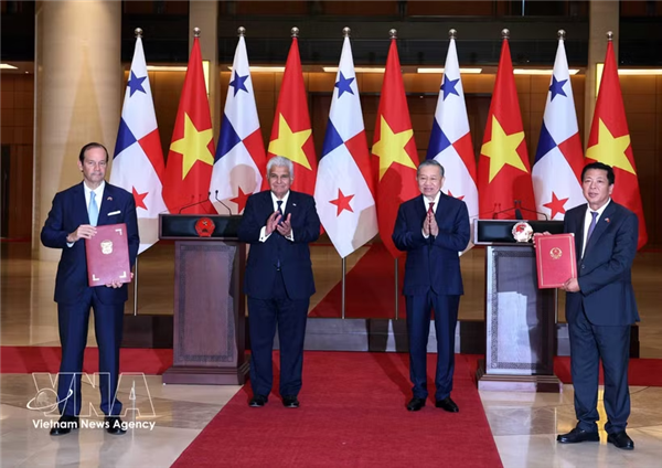 越共中央总书记、国家主席苏林与巴拿马总统穆利诺共同见证合作文件交换仪式