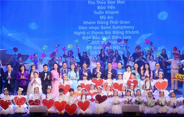 越南国会主席陈青敏出席连接爱心活动，携手关爱困难妇女儿童