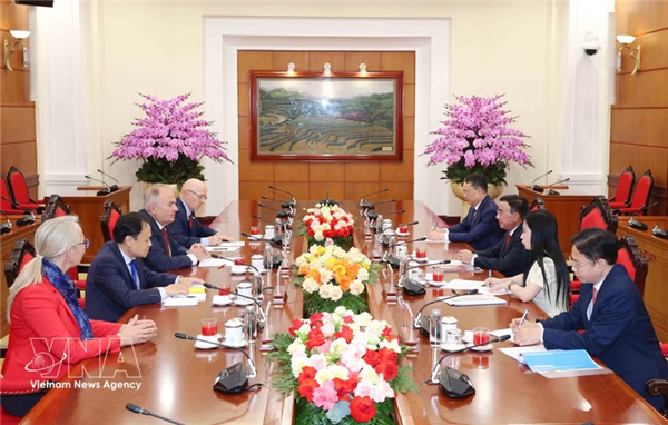 越共中央书记处常务书记陈锦秀会见匈牙利工人党代表团