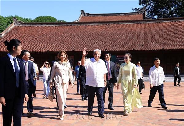 Panamanian President and Spouse Visit Van Mieu–Quoc Tu Giam