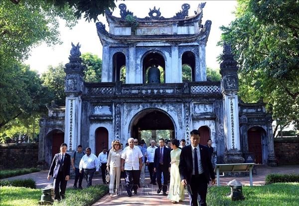Presidente de Panamá y su esposa visitan el Templo de la Literatura