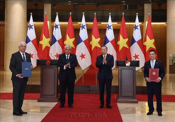 Échange de documents de coopération entre le Vietnam et le Panama en présence de hauts dirigeants