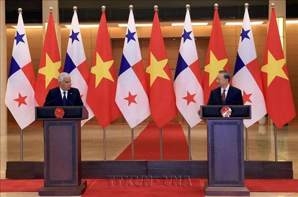 Le secrétaire général du PCV et président Tô Lâm et le président panaméen rencontrent la presse