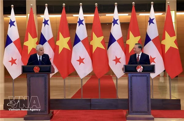 越共中央总书记、国家主席苏林与巴拿马总统穆利诺共同会见记者