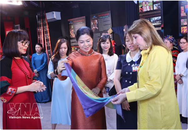 Les épouses du dirigeant Tô Lâm et du président panaméen découvrent la richesse culturelle du Vietnam