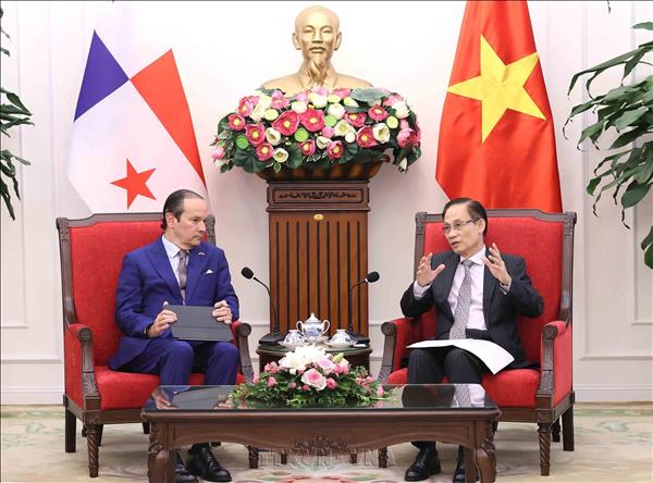 Cancilleres de Vietnam y Panamá abordan la cooperación bilateral