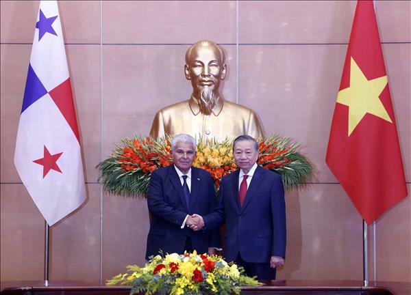 Top Vietnamese, Panamanian Leaders Hold Talks in Hanoi
