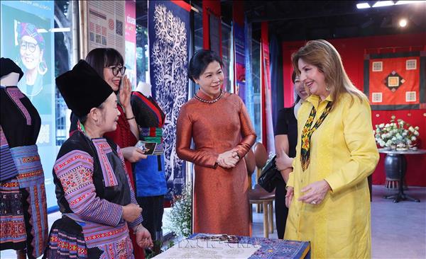 Les épouses du dirigeant Tô Lâm et du président panaméen découvrent la richesse culturelle du Vietnam