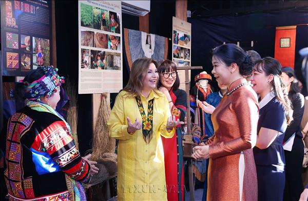 Vietnamese, Panamanian first ladies bond over ethnic textiles at Hanoi cultural event