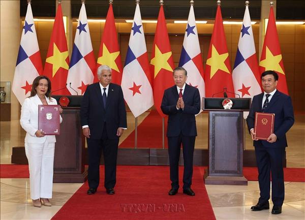 Vietnam, Panama exchange cooperation documents witnessed by top leaders