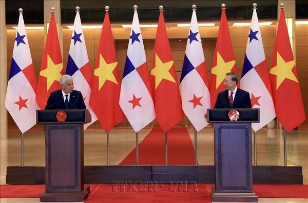 Vietnamese, Panamanian leaders meet the press following talks