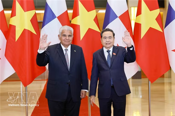 越南国会主席陈青敏会见巴拿马总统何塞·劳尔·穆利诺