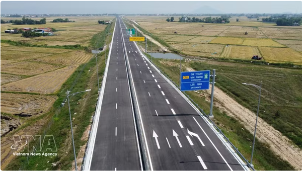 Le Vietnam accélère ses projets stratégiques en vue de la croissance et de lAPEC 2027