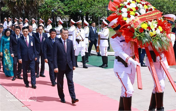 Le Premier ministre Le Minh Hung entame une visite officielle au Laos