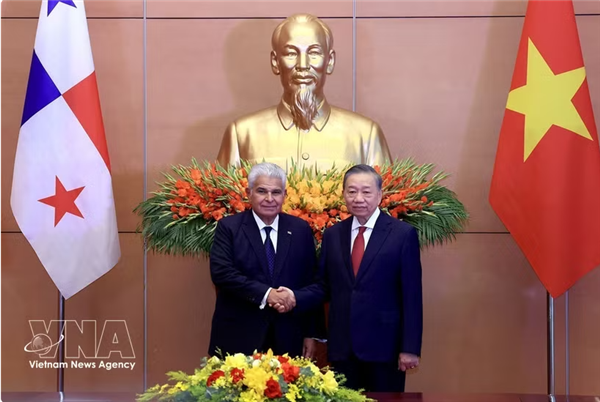 Le président du Panama et son épouse achèvent leur visite officielle au Vietnam