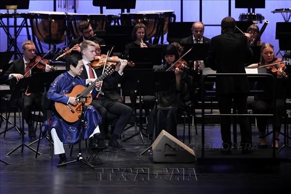 Văn hóa soi đường: Từ Berlin, tiếng đàn guitar kể chuyện Việt Nam với thế giới