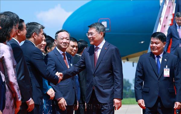 PM arrives in Vientiane, beginning official visit to Laos