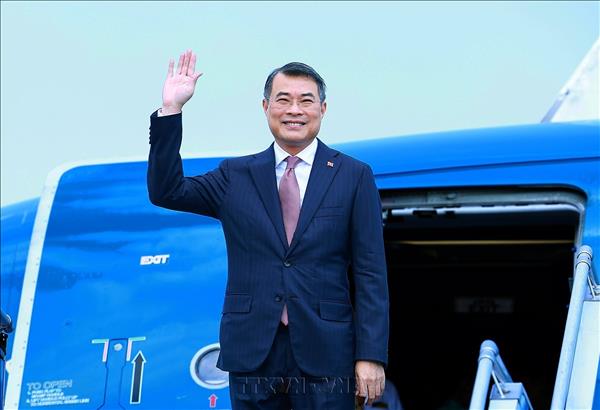 Prime Minister Le Minh Hung departs for official visits to Laos, Cambodia