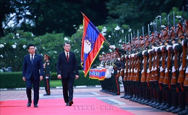 Welcome Ceremony Held for Vietnamese PM in Vientiane