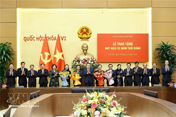 越南国会主席陈青敏出席35年党龄纪念章颁发仪式