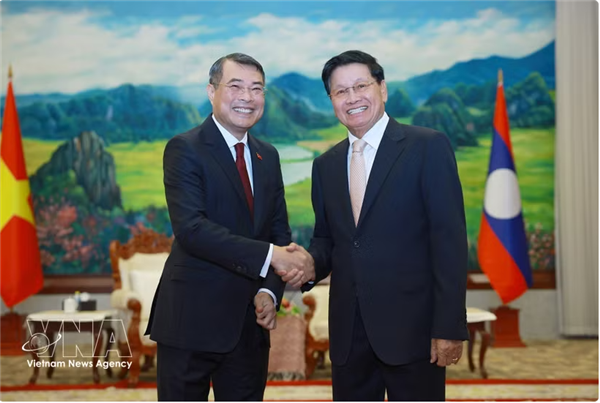 Le Premier ministre Le Minh Hung rencontre le dirigeant lao Thongloun Sisoulith