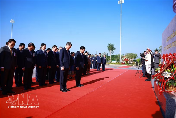 Les Premiers ministres vietnamien et lao rendent hommage aux dirigeants historiques à Vientiane