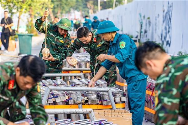 Hà Nội khẩn trương hoàn thiện các trận địa pháo hoa chào mừng Ngày Giải phóng Thủ đô