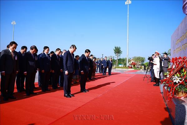 Primeros ministros rinden homenaje a extintos líderes de Vietnam y Laos en Vientiane