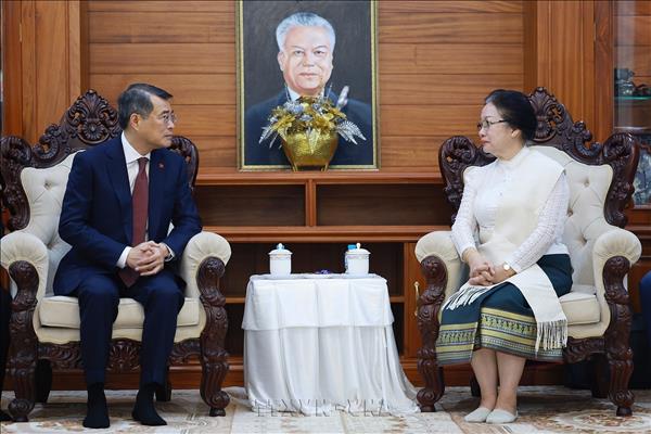 PMs pay tribute to late Vietnamese, Lao leaders in Vientiane