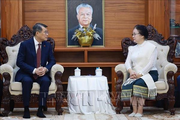 ນາ​ຍົກ​ລັດ​ຖະ​ມົນ​ຕີ ເລ​ມິງ​ຮຶງ ຢ້ຽມ​ຢາມ​ຄອບ​ຄົວ​ ທ່ານ​ ໄຊ​ສົມ​ພອນ ພົມວິຫານ ອະ​ດີດ​ປະ​ທານ​ສະ​ພາ​ແຫ່ງ​ຊາດ ລາວ