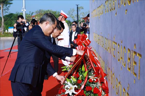 Thủ tướng Lê Minh Hưng và Thủ tướng Lào dâng hoa tưởng niệm các vị lãnh tụ hai nước