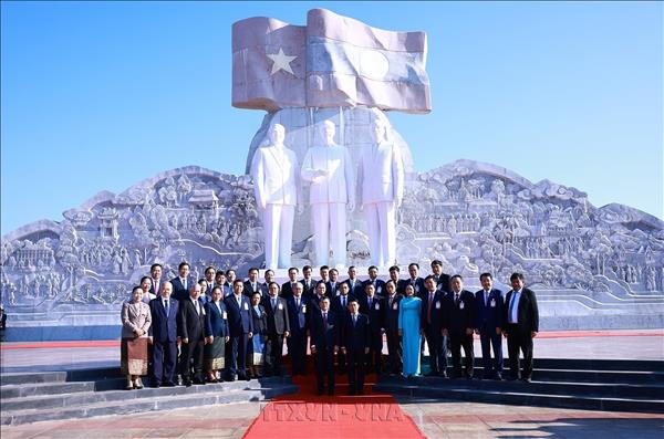 Thủ tướng Lê Minh Hưng và Thủ tướng Lào dâng hoa tưởng niệm các vị lãnh tụ hai nước