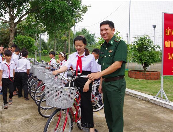 Tặng xe đạp cho học sinh khu vực biên giới