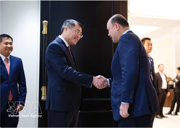 Le Premier ministre Le Minh Hung rencontre le vice-Premier ministre cambodgien Hun Many