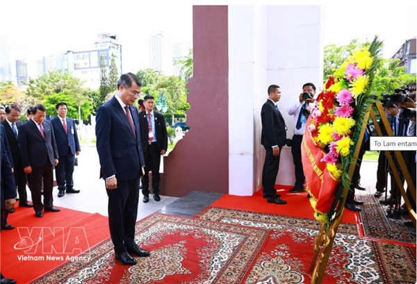 Le Premier ministre Le Minh Hung rend hommage aux monuments historiques de Phnom Penh