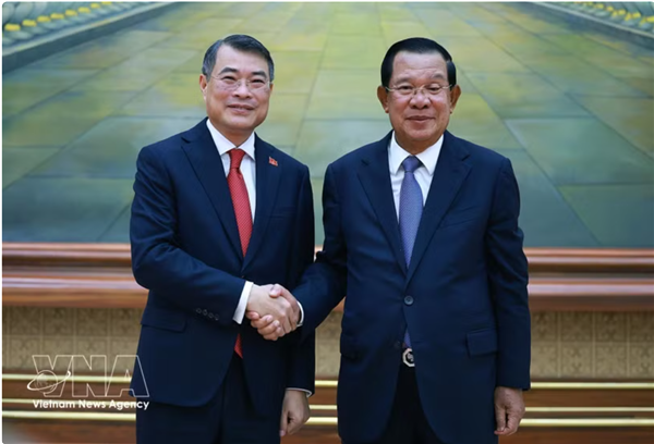 Le Premier ministre Le Minh Hung rencontre le président du Parti du peuple cambodgien et du Sénat Hun Sen