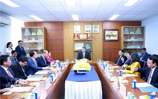 Le Premier ministre Le Minh Hung visite le projet Angkormilk de Vinamilk au Cambodge