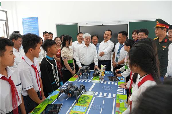 Phó Chủ tịch Thường trực Quốc hội Đỗ Văn Chiến thăm làm việc tại Điện Biên