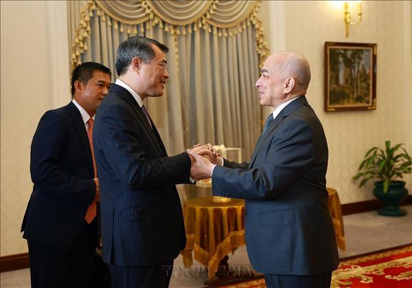 Vietnamese PM pays courtesy visits to Cambodian King, Queen Mother