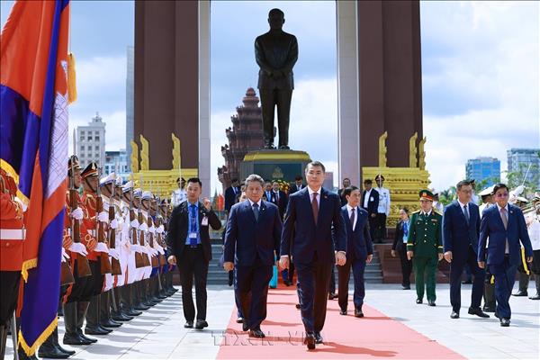 Primer ministro vietnamita rinde homenaje en tres monumentos de Phnom Penh