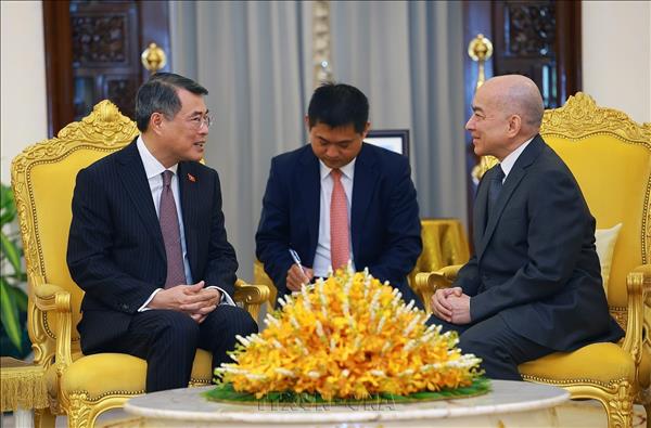 Thủ tướng Chính phủ Lê Minh Hưng chào Quốc vương Norodom Sihamoni và Hoàng Thái hậu Norodom Monineath Sihanouk