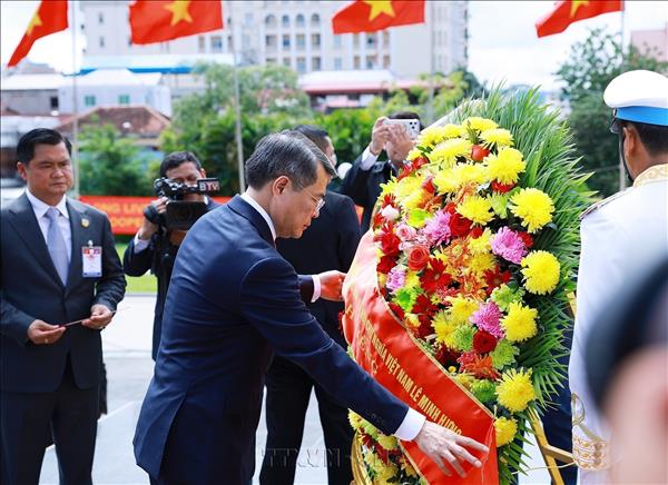 Thủ tướng Lê Minh Hưng đặt vòng hoa tại Đài Độc lập, Đài tưởng niệm cố Quốc vương Norodom Sihanouk, Đài Hữu nghị Campuchia - Việt Nam