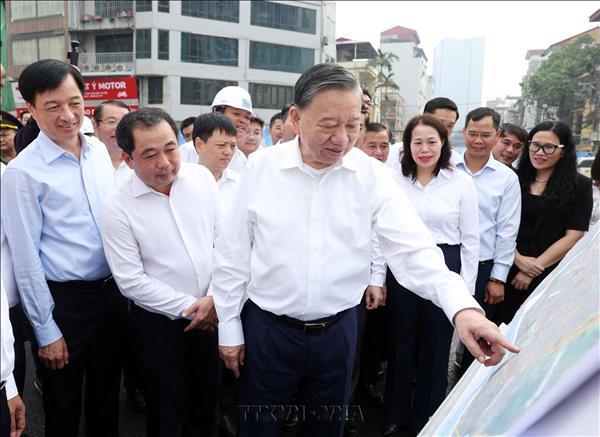 Top leader inspects key infrastructure projects in Hanoi