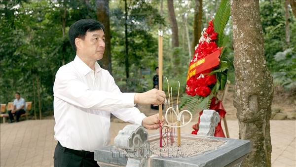 Trưởng Ban Tổ chức Trung ương Nguyễn Duy Ngọc dâng hương tại Tân Trào