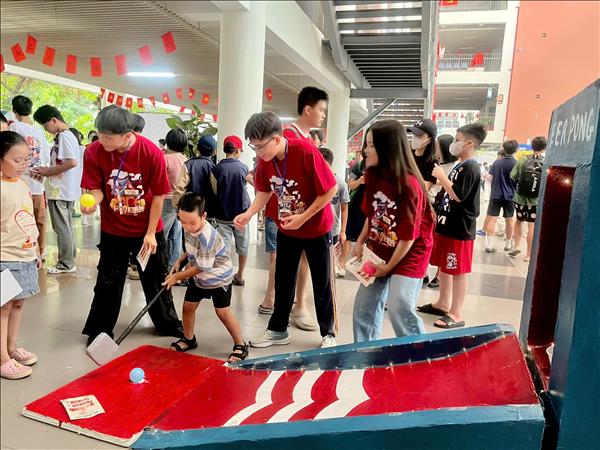 Hàng nghìn người truy tìm vết tích khoa học tại Science Tornado 2026 