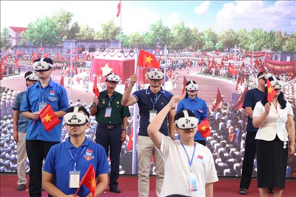 Trở về thời khắc thiêng liêng đưa lịch sử về gần hơn với người dân