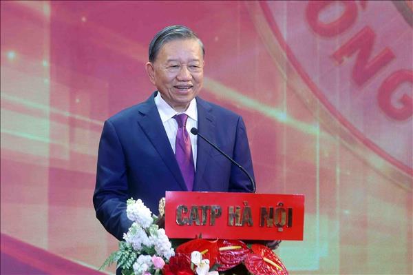 Top leader applauds Hanoi Police FCs 70-year achievements